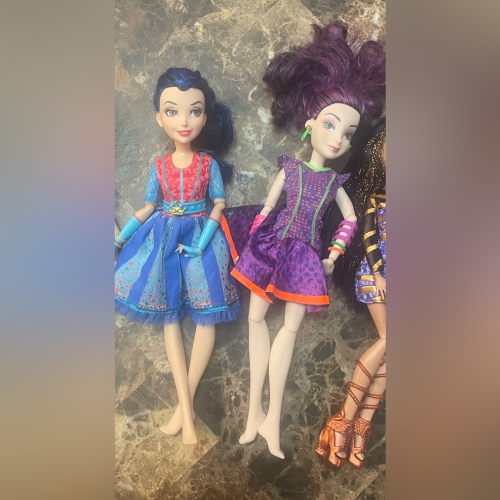Disney Descendants two dolls.  Mail and Evie Isle
